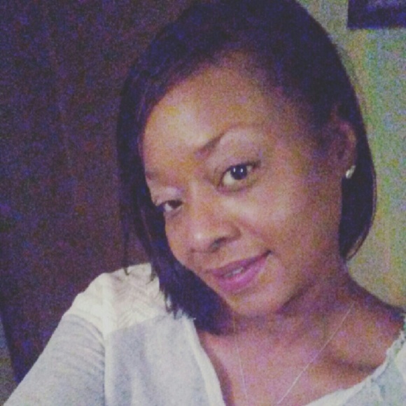 Profile Picture of Toya Davis (@toytoydav) on Poshmark