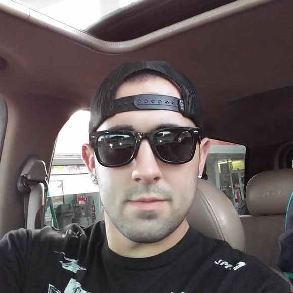 Profile Picture of Sage Miears (@rton437) on Poshmark