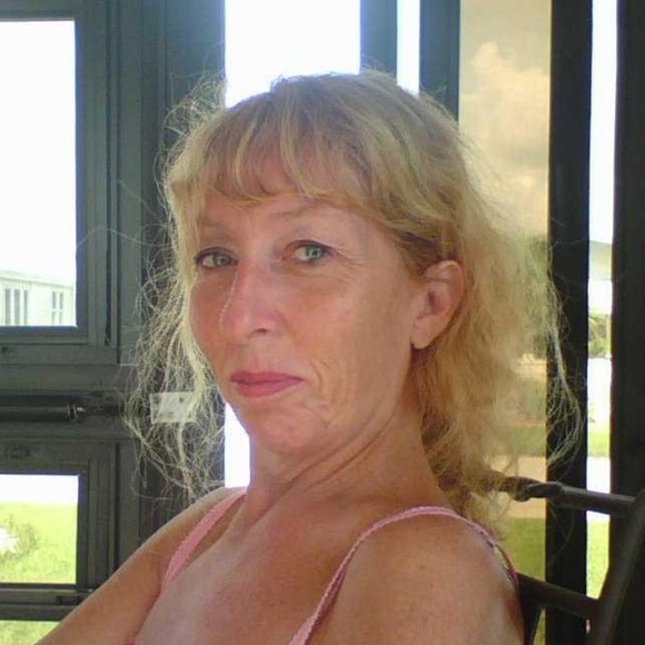 Profile Picture of Pauline Crouch (@poppy14656) on Poshmark