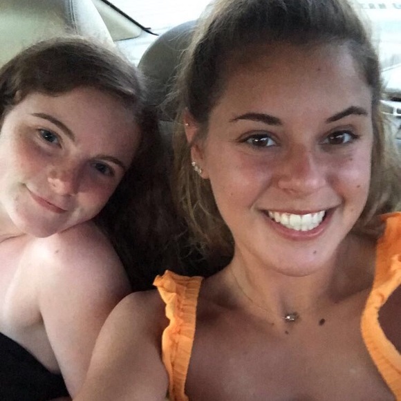 Profile Picture of Elizabeth Liakos (@eliakos123) on Poshmark