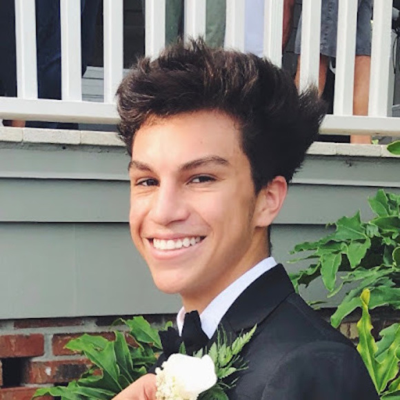 Profile Picture of Quentin Mantilla (@qvmantilla) on Poshmark