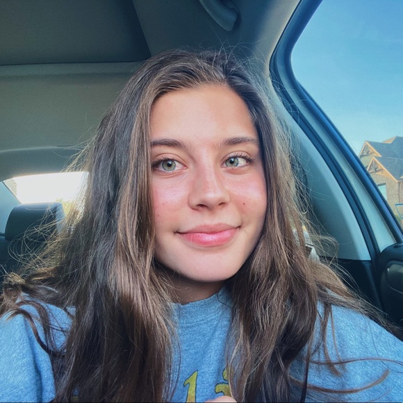 Profile Picture of Lydia Tomayko (@lydia_yvonne) on Poshmark