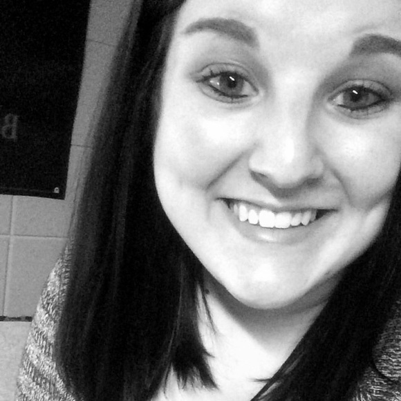 Erin Belile - Poshmark Profile Picture of Erin Belile (@ebelile) on Poshmark