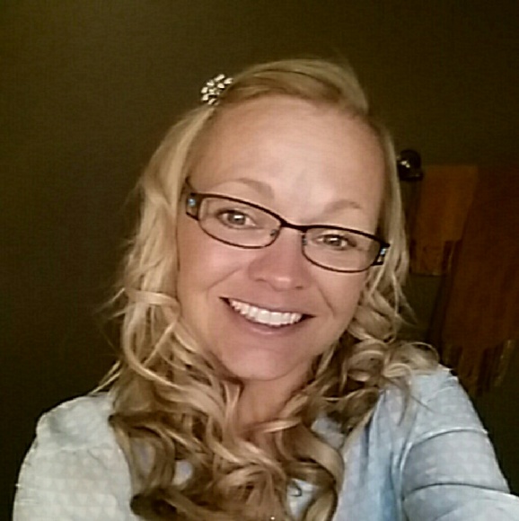 Profile Picture of Stephanie Hoffacker (@stephh32009) on Poshmark