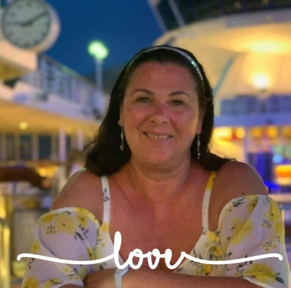 Profile Picture of Lori Seaton (@lstanescki) on Poshmark