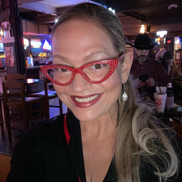 Profile Picture of Sandy Wright (@oksanaw37) on Poshmark