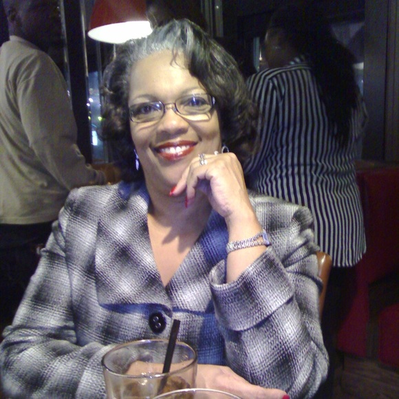 Profile Picture of Evonne Scotton (@eyscotton1) on Poshmark