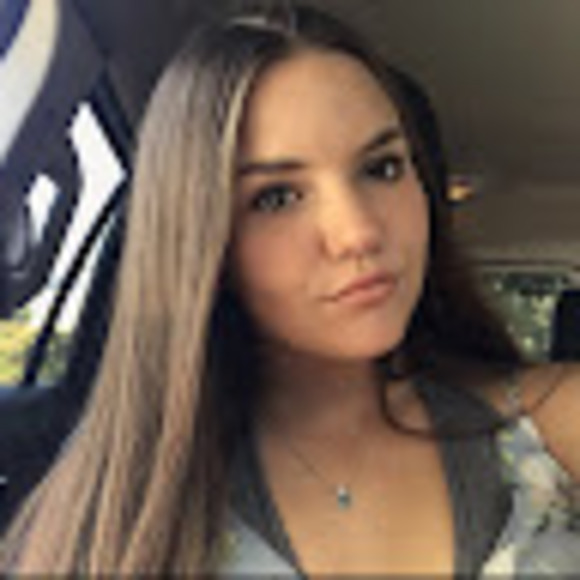 Profile Picture of Leah Crosby (@leahcrosby16) on Poshmark