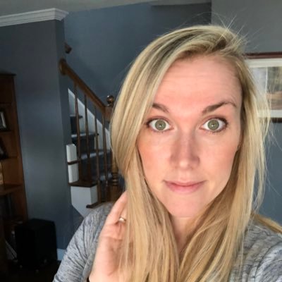 Profile Picture of Erinn (@bookladyy) on Twitter