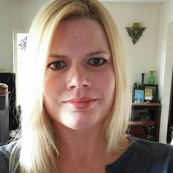 Profile Picture of Jodie James (@jodiejames564) on Poshmark