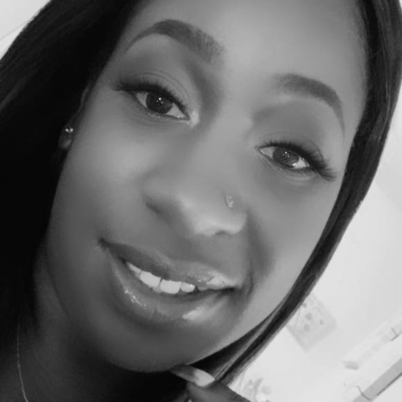 Profile Picture of Cierra Freeman (@bigapplbomb) on Poshmark