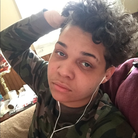 Profile Picture of Andrew Lemons (@andrew1k380000) on Poshmark