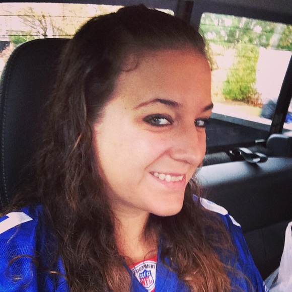 Profile Picture of Valerie Jimison (@vjimison928) on Poshmark