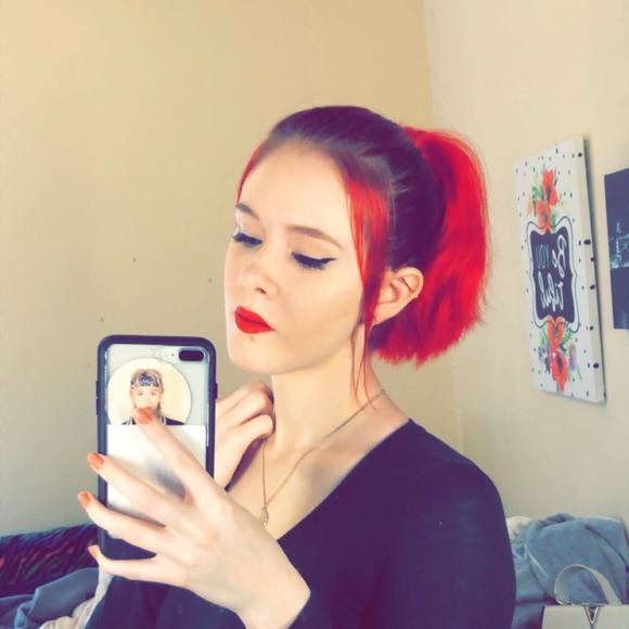 Profile Picture of Jenna Triplett (@jinxerzwazhur) on Poshmark