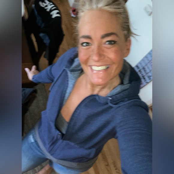 Profile Picture of Stacey Apling (@stacey_apling) on Poshmark