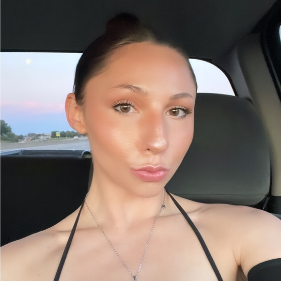 Profile Picture of Maya Pancer (@mayapancer) on Poshmark