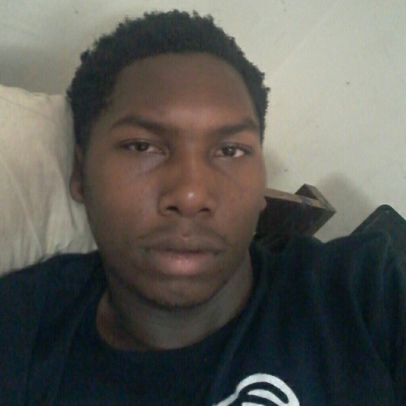 Profile Picture of Chris Henderson (@liljabari13) on Poshmark