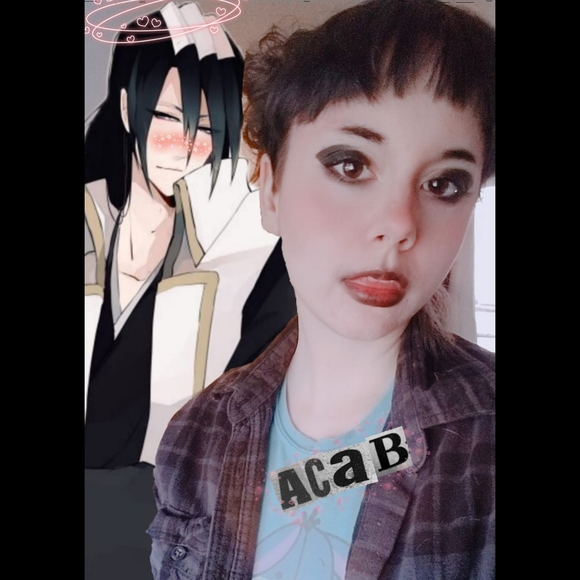 Profile Picture of Gabrielle Wolfe (@flxwercrowns) on Poshmark