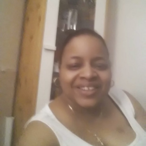 Profile Picture of Vanessa l Farrer (@graciousness08) on Poshmark