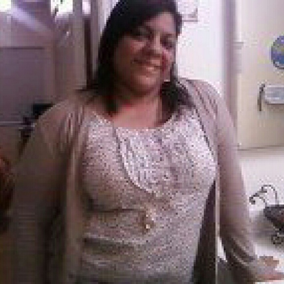 Profile Picture of Isa Guzman (@iguzman366) on Poshmark