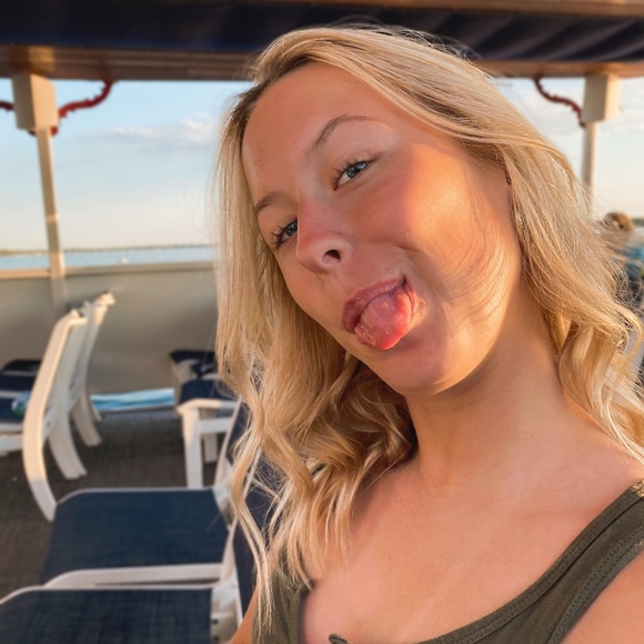 Profile Picture of Erin Quinn (@ernieq13) on Poshmark