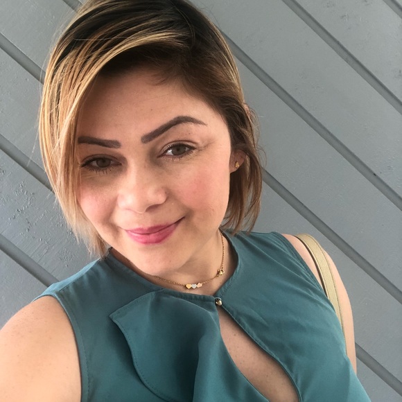 Profile Picture of Sixleny Urquiola (@sixlenyurquiola) on Poshmark