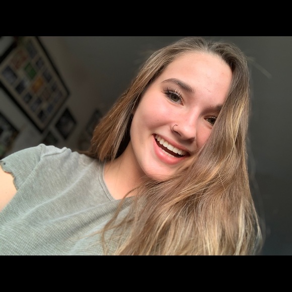 Profile Picture of Jaquelyne Pluid (@jaquelynepluid) on Poshmark