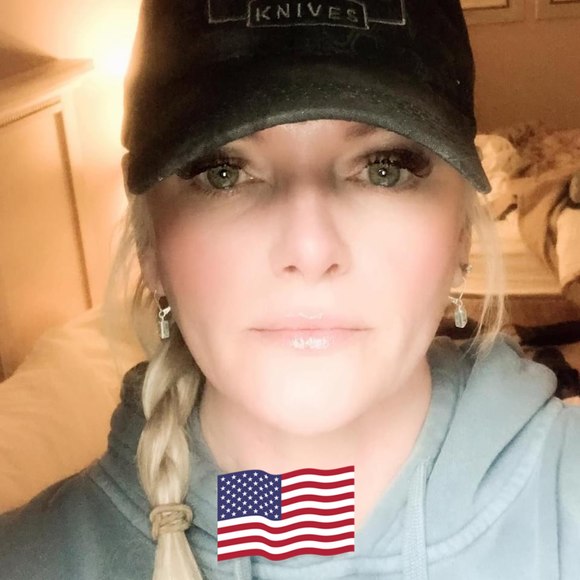 Profile Picture of Teddi Harvey-calhoun (@teddi_h) on Poshmark