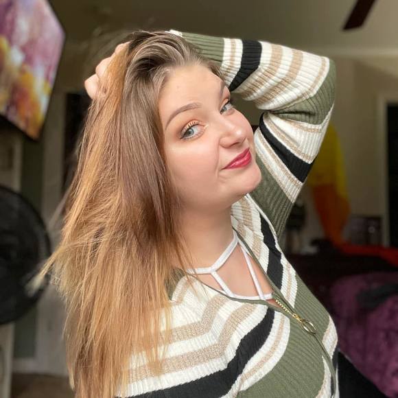 Profile Picture of Carleigh Miller (@carleighmill365) on Poshmark