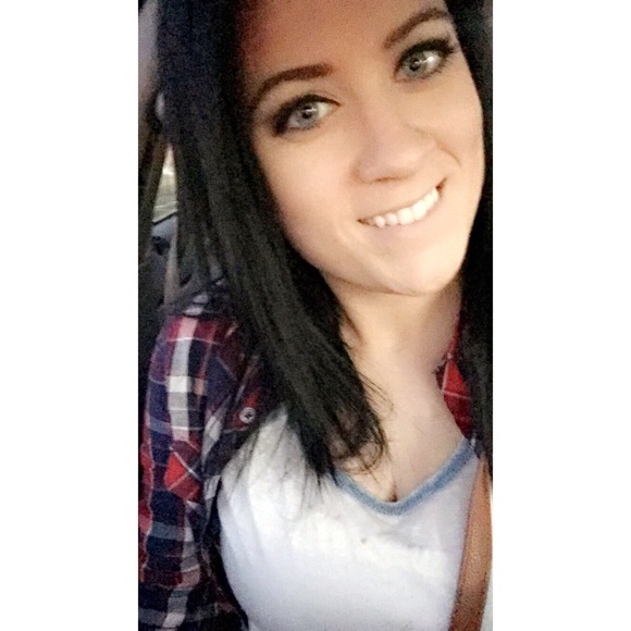 Profile Picture of Bridget Huggard (@bridgethuggard) on Poshmark