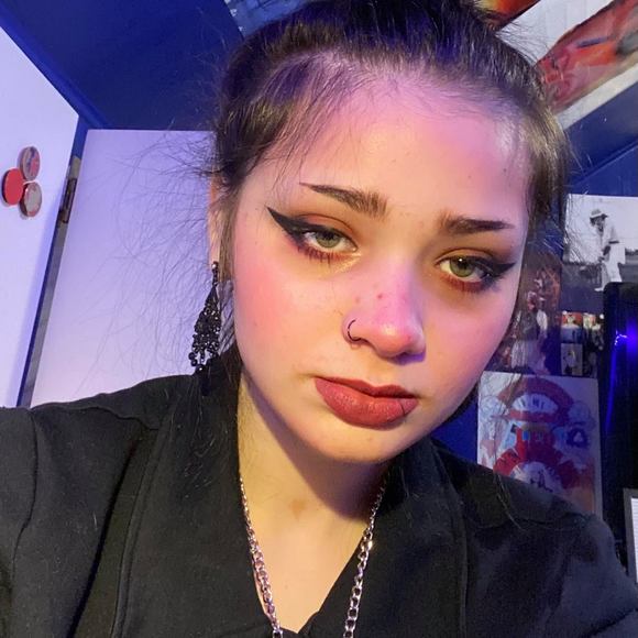 Profile Picture of Irish Foster (@tolucalakes) on Poshmark