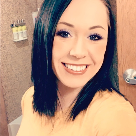 Profile Picture of Crystal Carter (@cmcrosslin07) on Poshmark