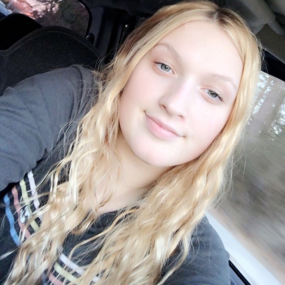 Profile Picture of Haleigh Atzert (@haleighrose246) on Poshmark