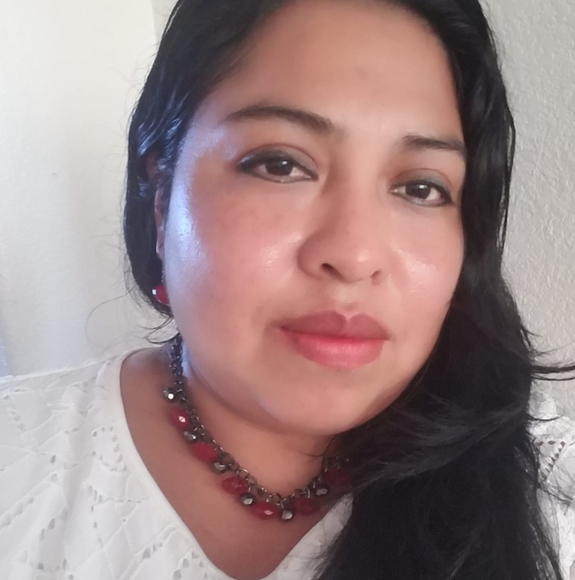 Profile Picture of Marina Lopez (@elsamarinalopez) on Poshmark