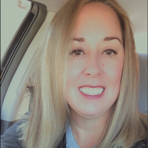 Profile Picture of Angela Pearce (@pearcekb82) on Poshmark