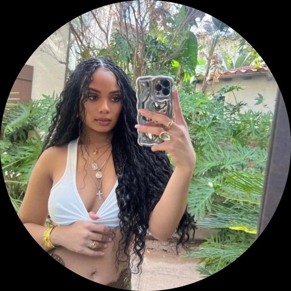 Profile Picture of Mariee Kebble (@marieekebble) on Poshmark