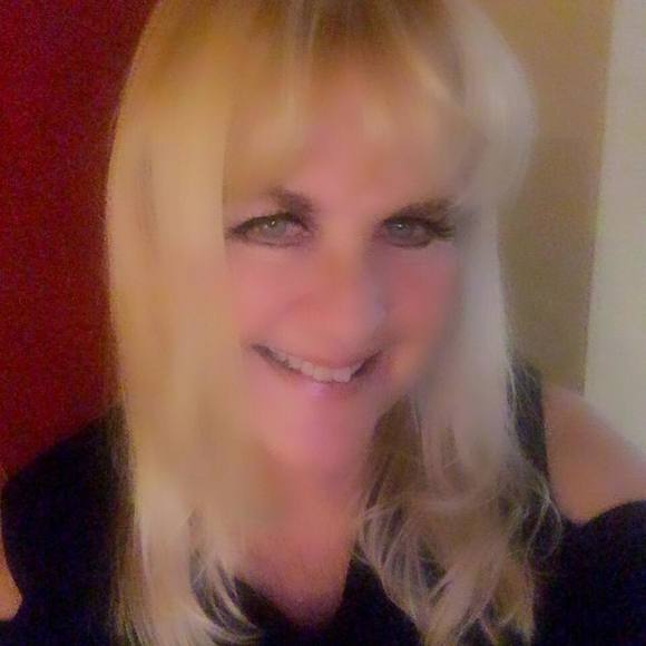 Profile Picture of Beverly Perry (@oilygirl1) on Poshmark