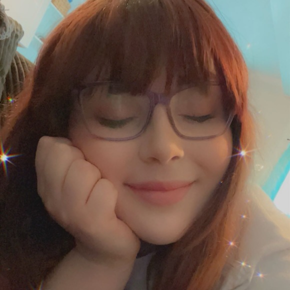 Profile Picture of Zea Pakula (@zeapakula) on Poshmark