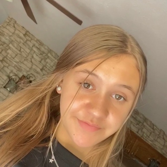Profile Picture of Macey Rozendal (@maceyrozendal) on Poshmark