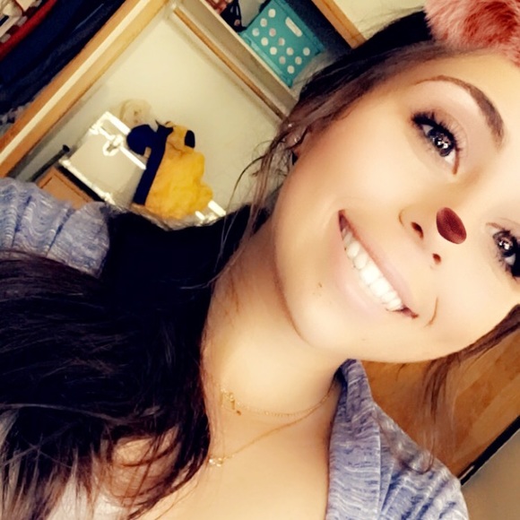 Profile Picture of Haley Chaboya (@haleychaboya) on Poshmark