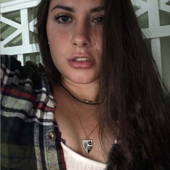 Profile Picture of Zoe Shaffer (@zoezhart) on Poshmark