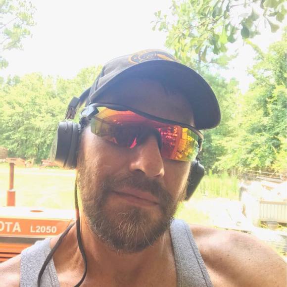 Profile Picture of Kenneth Barnett (@kenneth_barnett) on Poshmark