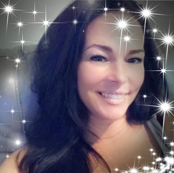 Profile Picture of Christine Otto (@christinox) on Poshmark