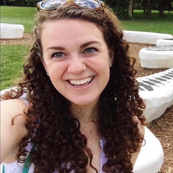 Profile Picture of Amber Schilling (@ambschil) on Poshmark