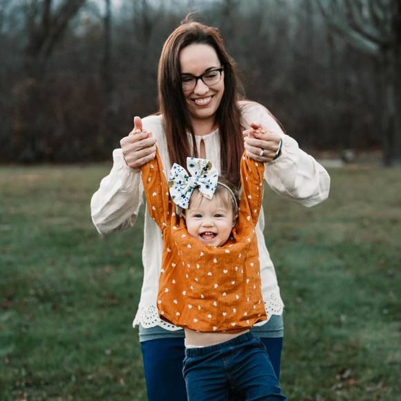 Profile Picture of Laura Holzbauer (@laholzbauer) on Poshmark