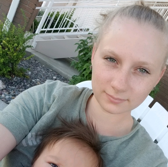 Chloe Brovold - Poshmark Profile Picture of Chloe Brovold (@chloebrovold) on Poshmark