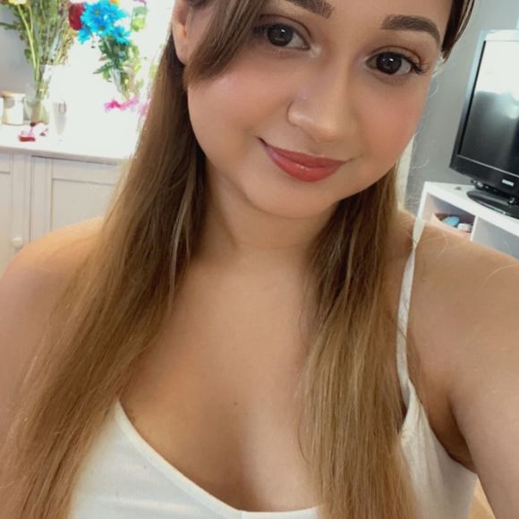 Profile Picture of Iris Richards (@reesy2000) on Poshmark