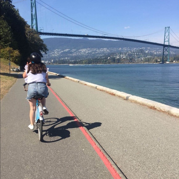 Profile Picture of Grainne Mcgroarty (@hikestoheels) on Poshmark