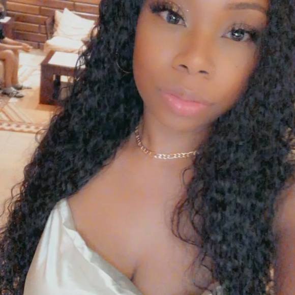 Profile Picture of Chenaisia Smith (@chenaisiasmith) on Poshmark