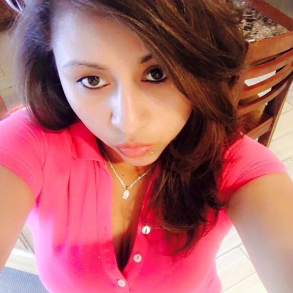 Profile Picture of Suany larissa cuestas Cuestas (@cuesstas) on Poshmark